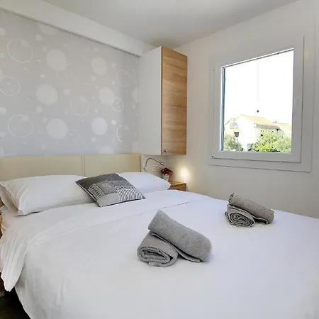 2 Bedroom Stunning In Holiday home Murter
