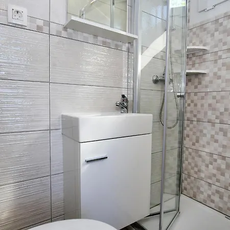 2 Bedroom Stunning In *